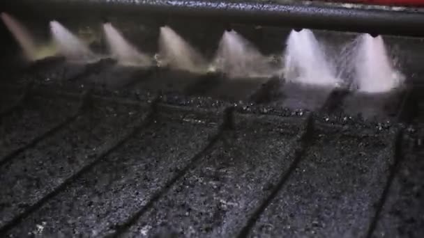 石炭工場 洗浄コンベア上の鉱石の動き コンベアベルト上の湿式石炭の移動 — ストック動画