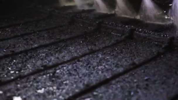 컨베이어 벨트에 있습니다 공장에서 석탄을 기계적으로 분류하는 — 비디오