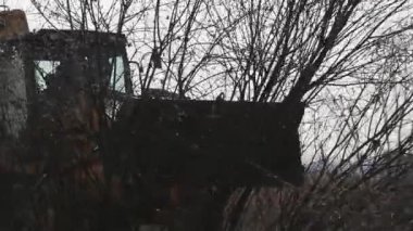 Kazıcı kırılıyor, dalları ve ağaçları kovayla tırmıklıyor, traktörle kesiyor.