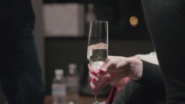 Дівчина Одягнена Чорне Святкуванні Келихом Шампанського Руці — стокове відео