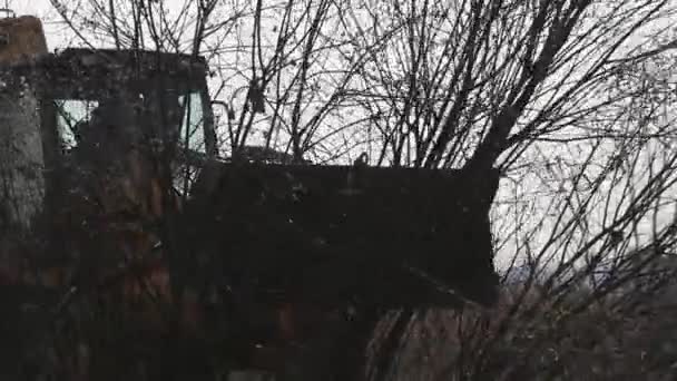 Kazıcı Kırılıyor Dalları Ağaçları Kovayla Tırmıklıyor Traktörle Kesiyor — Stok video