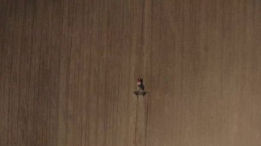 Tır traktörüyle ekili hava manzaralı tarla. Tarım sektöründe tarım işi.