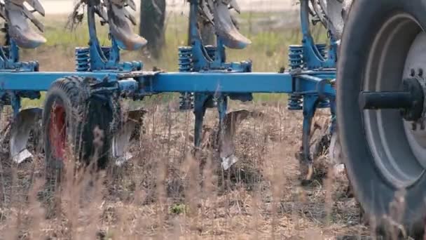 Tractor Met Een Plantenbak Het Veld Die Maïs Zaait Landbouw — Stockvideo