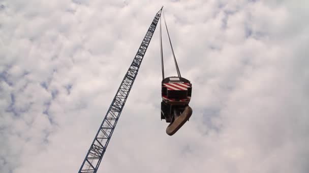 建筑工地大型工业起重机吊钩在电缆上摆动的特写 — 图库视频影像