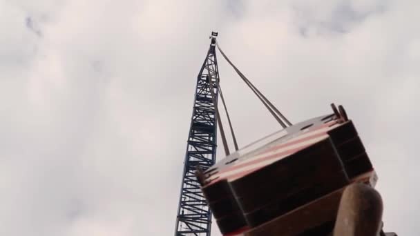 缆绳上的吊钩在空中摆动 使用吊重机建造重型机械 — 图库视频影像