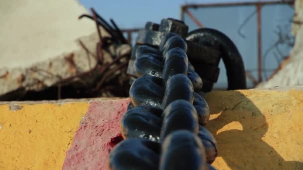 锚泊装置在码头上以大船链子的形式固定在码头上的装置用锚索系泊船只 — 图库视频影像