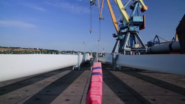 風力発電機の巨大なブレードは 風車は船から荷を降ろし 埠頭に横たわっています — ストック動画