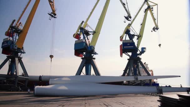 Port Cargo Kraan Lossen Schip Met Messen Van Windturbine Windmolen — Stockvideo