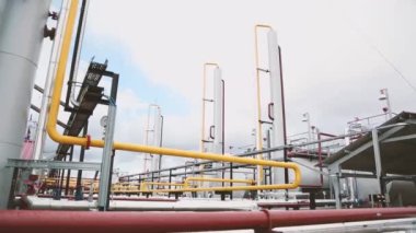 Gaz dağıtım endüstrisindeki sarı borular. Yakıt Petrol İşleme ve Ulaşım Endüstrisi