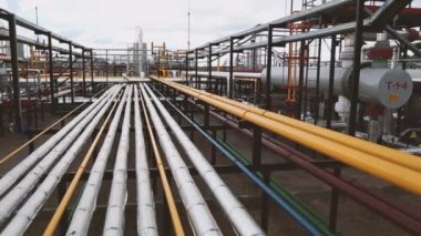 Modern bir kompresör istasyonunda gaz dağıtımı için flanşlarla bağlanmış gaz boru hatları. Yakıt taşıma tesisi