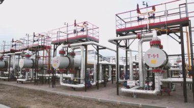 Petrol, gaz ve kimyasal depolama tankları gaz endüstrisindeki bir petrokimya fabrikasında. Borulardaki basıncı düzenlemek için ölçüm ve basınç göstergeleri