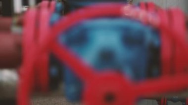 Gaz ve petrol rafinerisi, fabrika boru hattında geniş bir vana ve vana. Gaz dağıtım birimi