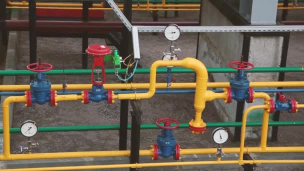 大型黄色法兰管 以及在天然气和炼油厂生产中与压力表连接在一起的压力表 — 图库视频影像