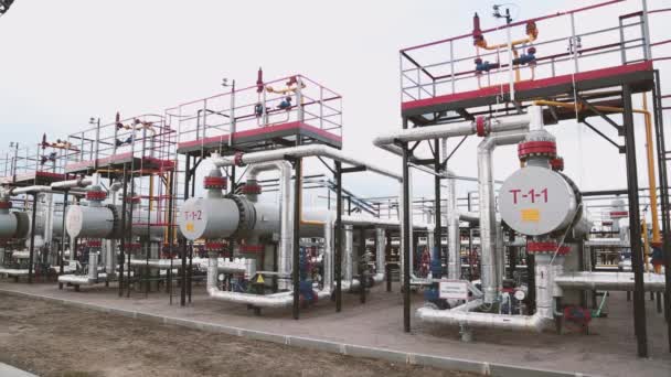 天然气工业石化厂的石油 天然气和化学储罐 用于调节管道压力的计量和压力表 — 图库视频影像