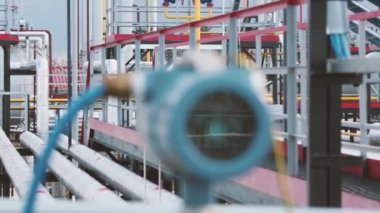 Modern bir kompresör istasyonundaki gaz dağıtım boru hattı ölçümleri. Yakıt taşıma tesisi