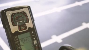 Adam spor salonundaki kardiyo makinesinde güçlü bir şekilde egzersiz yapıyor.