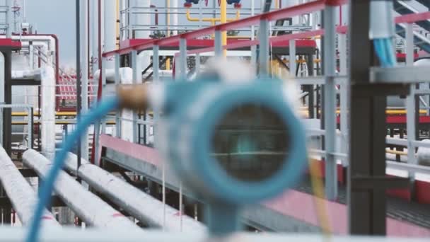 現代の圧縮機ステーションのガス分布パイプライン上のガスゲージ測定値 燃料運搬工場 — ストック動画