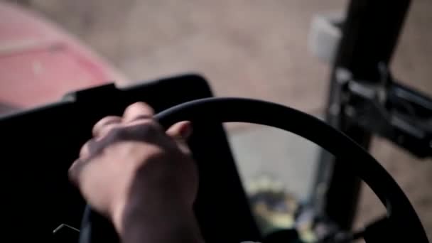 在农田里看到一台播种机牵引机 耕作农田中的土地 — 图库视频影像