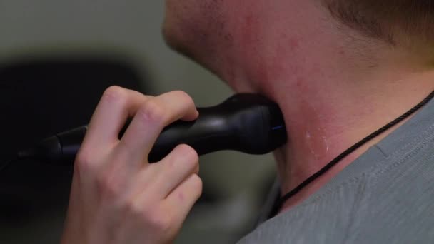 Mužský Doktor Skenuje Oblast Krku Nemocnici Pomocí Přenosného Rentgenu Ultrazvuk — Stock video