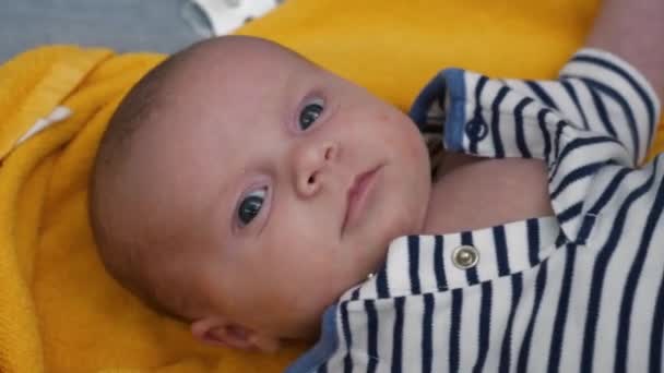 Mooi Klein Baby Kijken Naar Camera Liggend Zijn Rug Een — Stockvideo