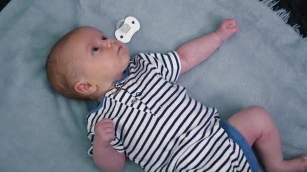 Pasgeboren Baby Liggend Zijn Rug Een Grijze Deken Het Kleine — Stockvideo