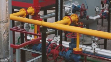 Doğal gaz üretimi, pompalama, ulaşım ve depolama tesisi. Göstergeli boru hattı, valfler, göstergeler