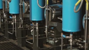Doğal gaz üretimi, depolama ve ulaşım. Modern bir fabrikaya yakıt teçhizatı ekin. Basınç göstergeleri, basınç göstergeleri ve musluklar