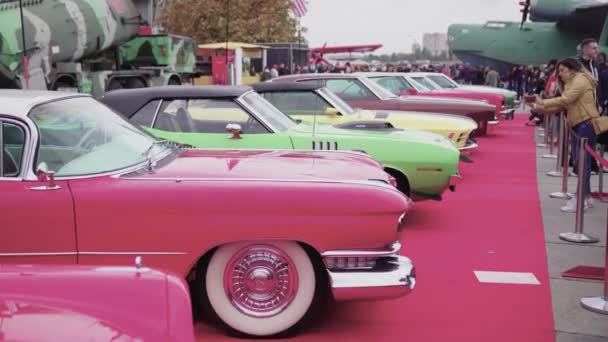Oude Retro Autoshow Camera Vliegen Door Tentoonstelling Met Klassieke Auto — Stockvideo