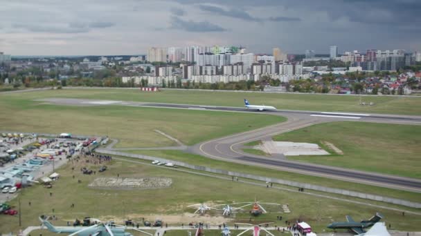 Pasażer Dużego Samolotu Samolot Startuje Pasa Startowego Ukrainie International Airport — Wideo stockowe