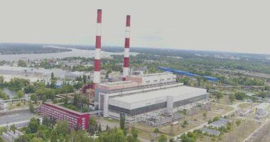 Kiev 'deki Ukrayna enerji santralinin hava görüntüsü, doğalgazla çalışan bir termik enerji santrali. Nehir kıyısında büyük borular var. Ukrayna, Kiev - 17 Ağustos 2020