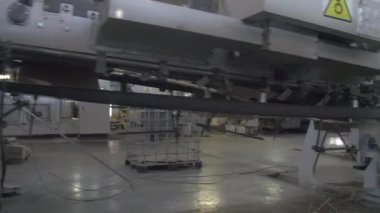 Karton kutu üretimi için taşıma hattı. Tamamlanmış kutular, tamamlanmış ürün mağazasında bir taşıyıcı bant ile taşınır