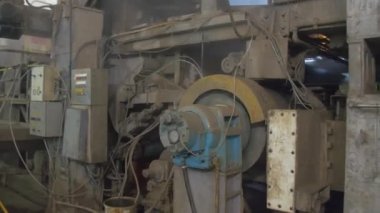Kağıt fabrikasında büyük rulo rulo malzemeler, Kraft kağıt kağıt hamuru işleme