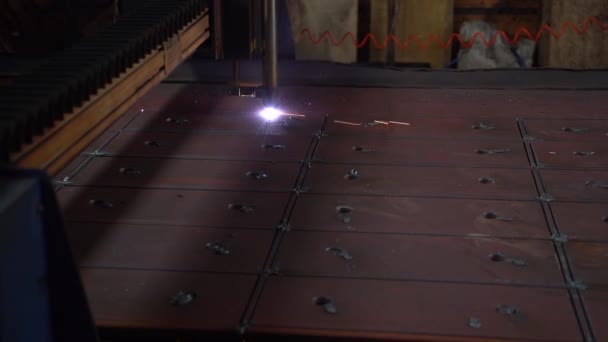 Industrial Machine Close Cuts Metal Sheet Parts Shapes Powerful Spark — 비디오