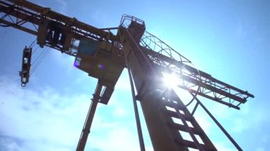 Gantry vinç çelik endüstrisi, kontrol kabininin altından temiz bir güneşe karşı görüş. Modern çelik ürünleri üretimi