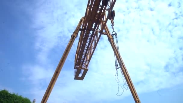 Yellow Industrial Gantry Crane Large Suspended Hooks Steel Industry Make — Vídeo de Stock
