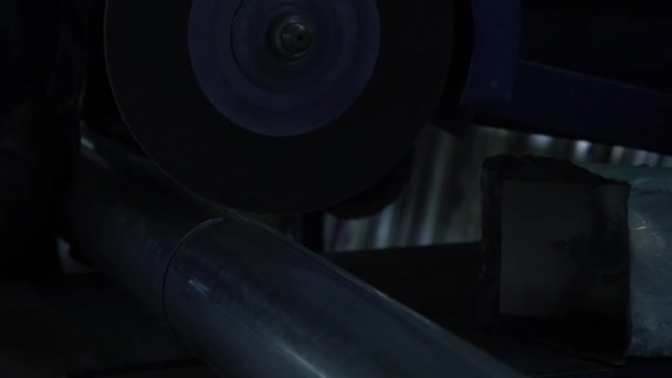 작업장에서 선반으로 파이프를 절단하는 작업자 — 비디오