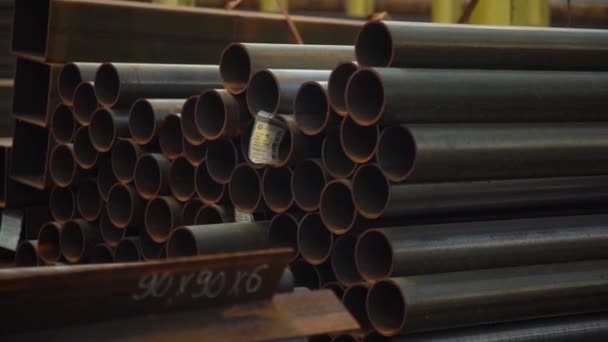 圆圆的金属管产品 装在工业金属制品仓库的一捆中 — 图库视频影像