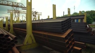 Metal bir depoda kare paslı metal borular. İnşaat için demir endüstrisi