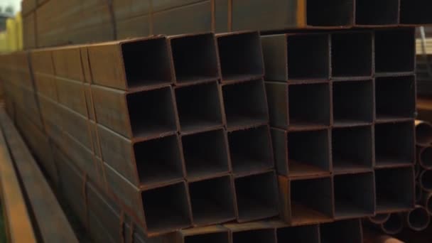 Τετράγωνοι Σκουριασμένοι Μεταλλικοί Σωλήνες Αποθήκη Μετάλλων Βιομηχανία Σιδήρου Και Χάλυβα — Αρχείο Βίντεο