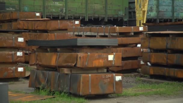 Verzinktes Stahlblech Bündeln Die Einem Offenen Lager Liegen Produktion Von — Stockvideo