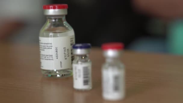 Medicinsk Vätska Injektion Injektionsflaska Glas Står Ett Bord — Stockvideo