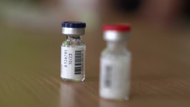 Injekční Lahvičky Vakcínou Stole Lékaře Léčivý Přípravek Léčbě Tohoto Onemocnění — Stock video