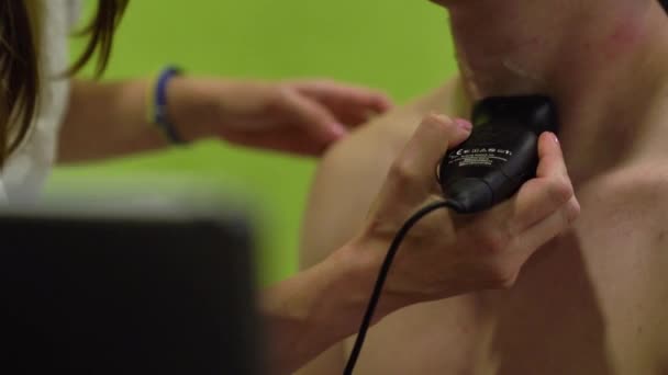 在男性脖子上装有便携式扫描仪的超声检查 男性患者接受颈部区域的超声扫描 现代外科X光设备 — 图库视频影像