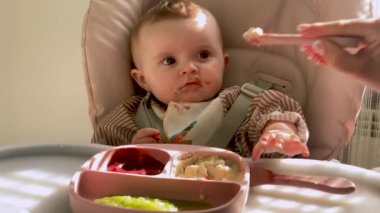 Yeni doğan bebeğin ilk beslenme şekli, bebek mamasına kaşıkla başlamak.