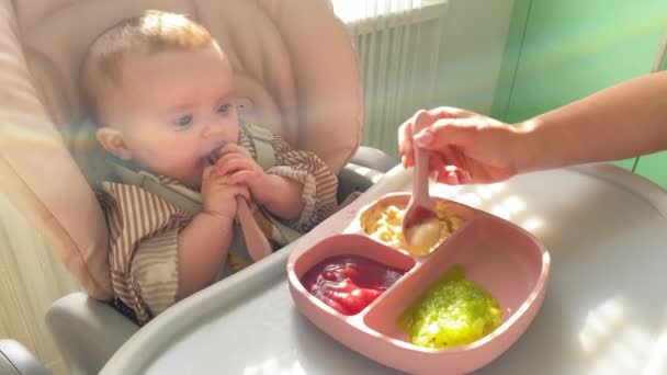 Bebê Colher Alimentação Pequeno Almoço Cozinha Pela Primeira Vez Primeira — Vídeo de Stock