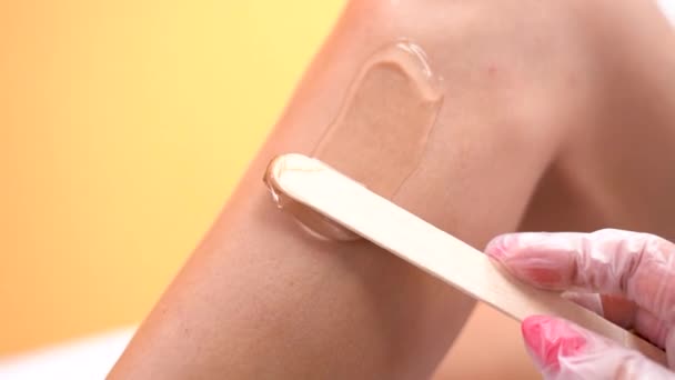 Kobieta Lekarz Stosuje Żel Ultradźwiękowy Nogi Laserowego Usuwania Włosów — Wideo stockowe