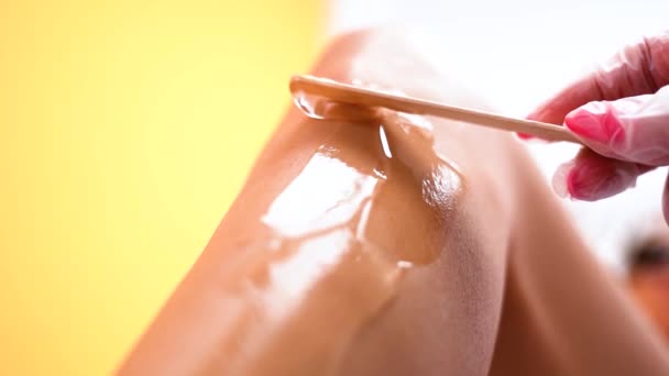 Cosmetoloog Brengt Ultrasone Laser Ontharing Gel Meisje Been Voor Ontharing — Stockvideo