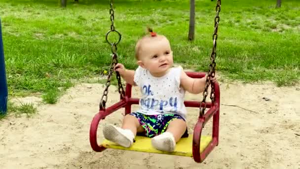Baby Swingen Een Schommel Een Heldere Zomerdag Speeltuin Het Park — Stockvideo
