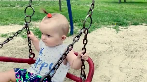 Niedliche Baby Mädchen Schaukeln Auf Einem Spielplatz Schaukel — Stockvideo