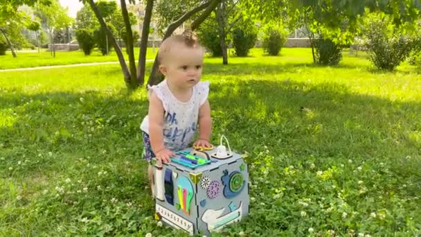 Adorable Bebé Año Jugando Con Cubo Desarrollo Claro Parque — Vídeos de Stock